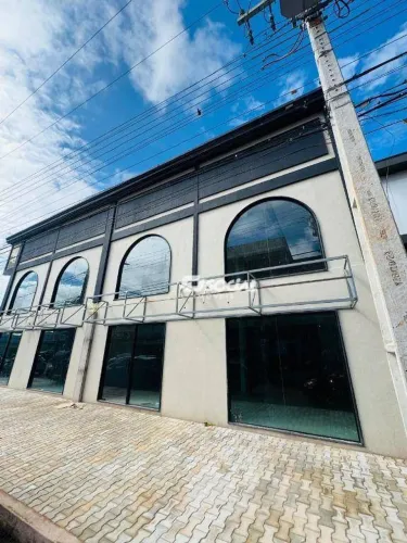 Salas comerciais novas com estrutura robusta, localização privilegiada e ótimo acabamento.
