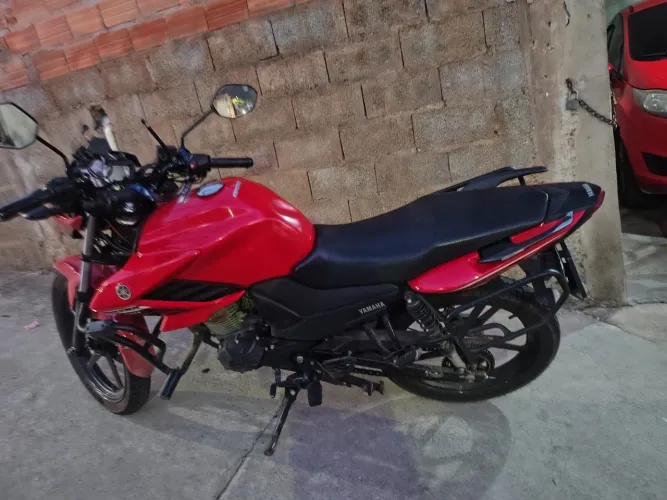 Moto vermelha yamhra ys150