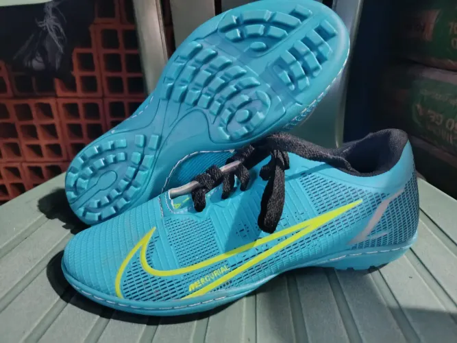Chuteira Society Nike.