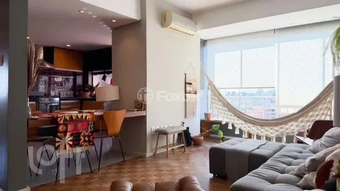 B. Farroupilha, apto c/ 75 m2, andar alto, mobiliado, 2D, 1 banheiro, 1 lavabo, cozinha am