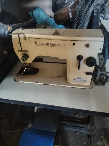 Vendo duas máquinas de custura industrial...$ 1.700 as duas  faltando alguns reparos simpl