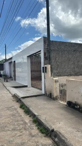 VENDE SE CASA COM QUINTAL E ÁREA P GARAGEM DE CARRO