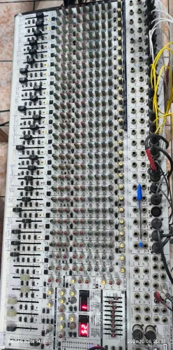 MESA DE SOM BEHRINGER EURODESK 32 CANAIS