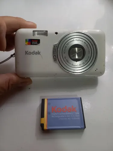Câmera Kodak EasyShare 10MP Branca - No estado / Sem cabo / Sem carregador"