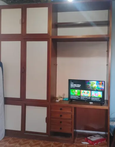 Guarda roupa de madeira pura