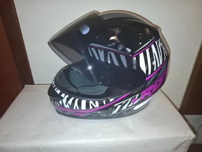 DESAPEGO RÁPIDO: Capacete Feminino Norisk FF391 Beauty (Preto/Lilás Zebra)