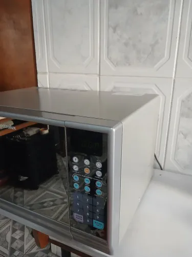 Microondas Electrolux 28L 127V espelhado e cinza com grill funcionando tudo perfeitamente