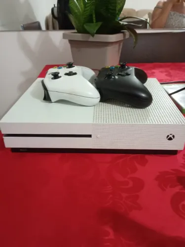Xbox one s semi novo              2 manetes 1 com drift