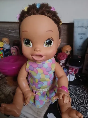Boneca baby alive ela fala fala e faz barulho quando come 