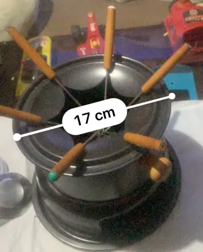 fondue de aço na cor preta inclui uma panela, base, fogareiro e seis garfos