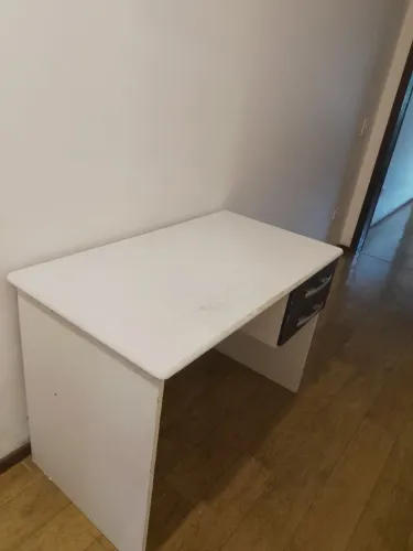 Vendo escrivaninha usada em bom estado.