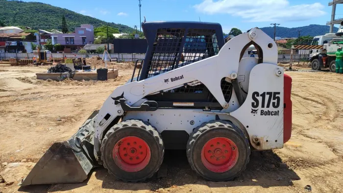 VENDO MINICARREGADEIRA BOBCAT S175
