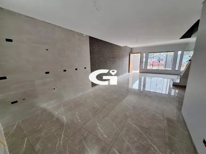 Sobrado novo à venda no Pinheirinho com 3 quartos sendo 1 suíte e quintal
