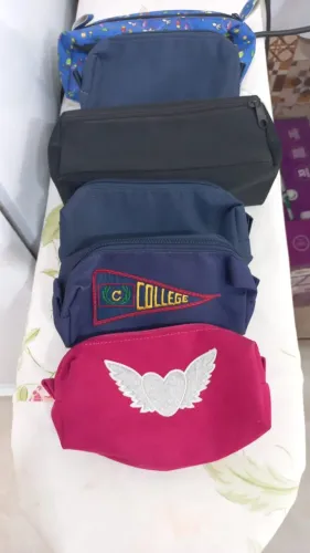 estojo para guardar lápis de cor, lápis, canetas,...