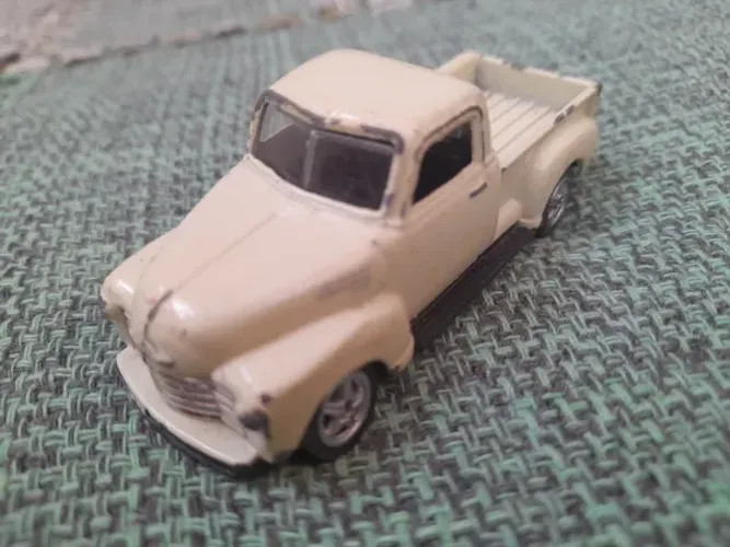 Carrinho Chevrolet 3100 Pick-up de cor creme, da marca Welly