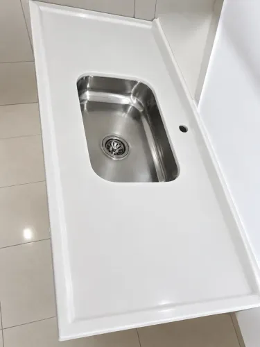 Pia de Cozinha Branca com Cuba de Inox - Mármore Sintético