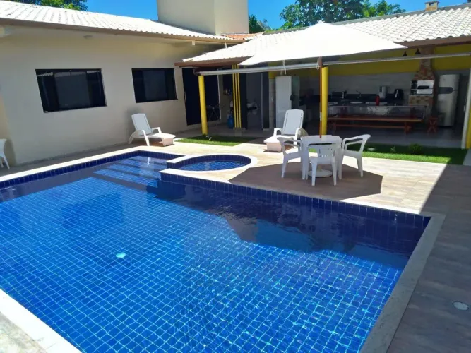 Casa para locação mensal em condomínio - semi-mobiliada - 4 suítes - piscina e deck - área
