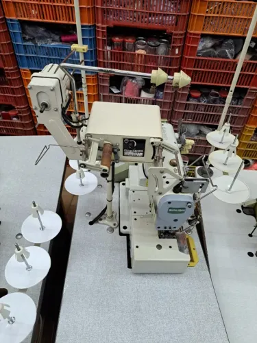 Máquina Galoneira Industrial Cilíndrica Siruba com Aparelho Alimentador de Elástico Racing