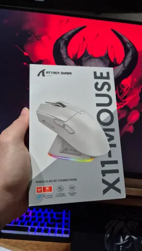 Mouse sem fio Attack Shark X11 Cor Branca 2.4GHz/Bluetooth com dock de carregamento
