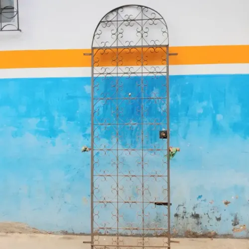 Para quem gosta de estilo e segurança.  Grade estilo colonial, duas folhas para porta.