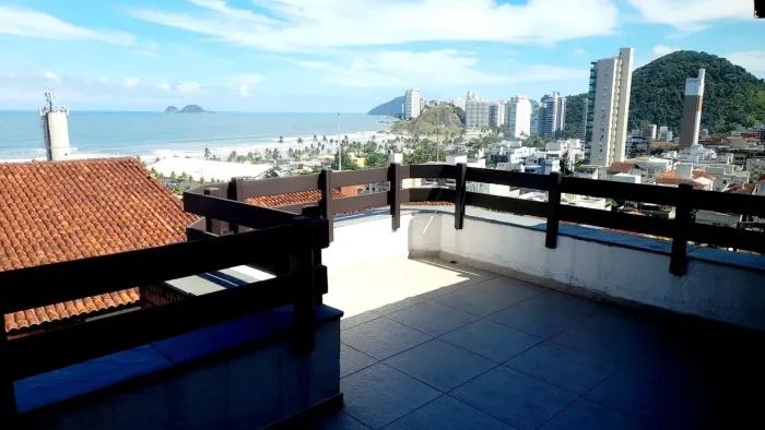 Aluguel de temporada no Guarujá casa condomínio vista mar, c/3 quatos c/varandas e 3 vgs