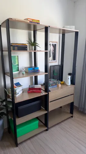Estante livreiro, sem nenhuma marca de uso