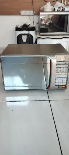 Microondas Midea 30 litros espelhado com grill e garantia de 3 meses.