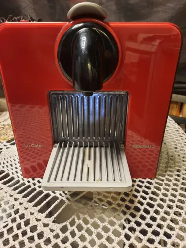 Cafeteira nesoresso le cube vermelha