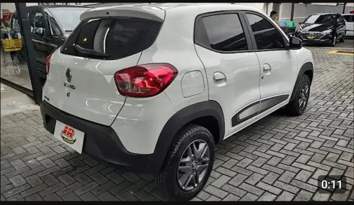 Preciso de peças para um kwid para-brisa porta luva tapetes dois pneus macaco triângulo