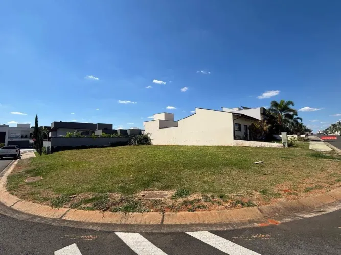 Terreno a Venda de Esquina com 360 m² no Condomínio Dona Maria Lucilla em Indaiatuba - SP