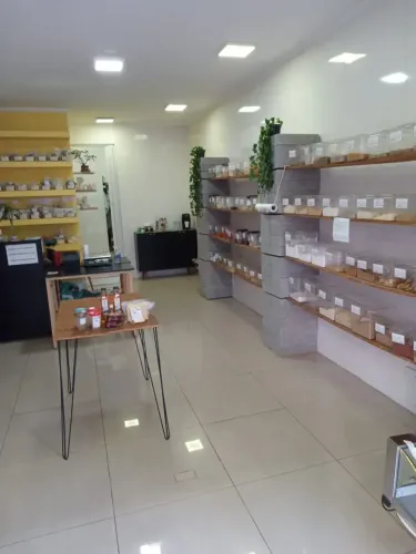 Loja comercial, medindo 70 m2, com cozinha, 2 banheiros, mesanino, escada no Cambuci- SP