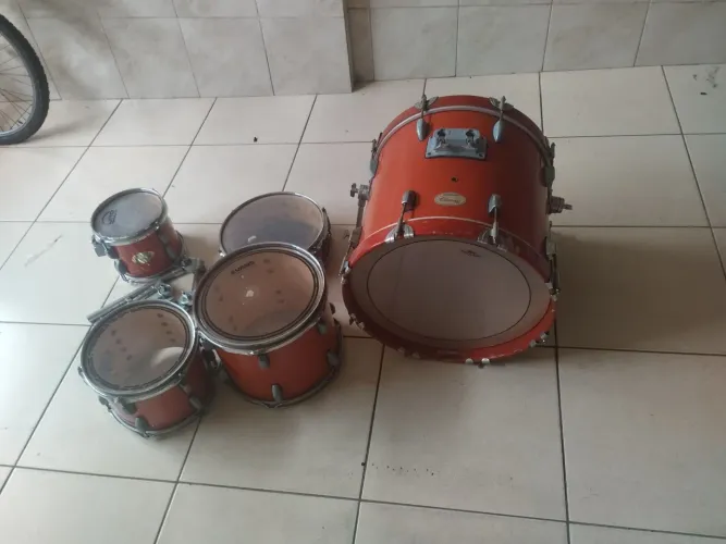 Bateria musical reduzida.