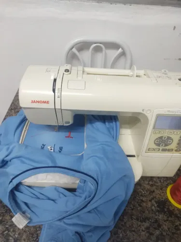 Máquina de Bordado Eletrônico JANOME Memory Craft 200E