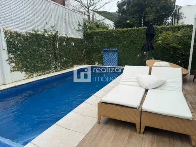 Casa com 5 suítes em condomínio fechado bairro Jurerê em Florianópolis