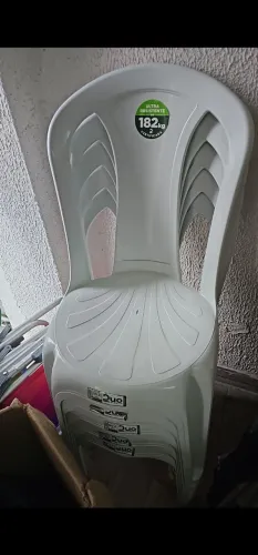 Cadeiras brancas 182kl resistência  55 reais cada tenho 5 unidades