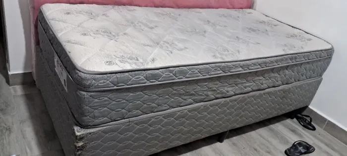 Vende-se Cama box de solteiro completa com 1,88m X 88cm. Em ótimo estado.