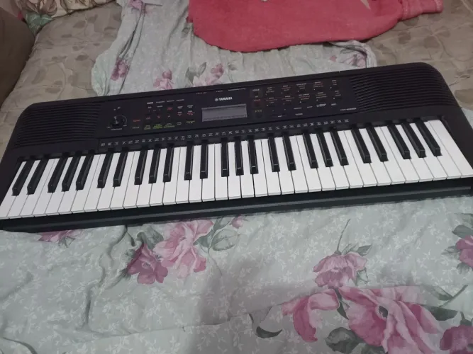 Vendo teclado PSR-E283 semi novo leia a descrição 