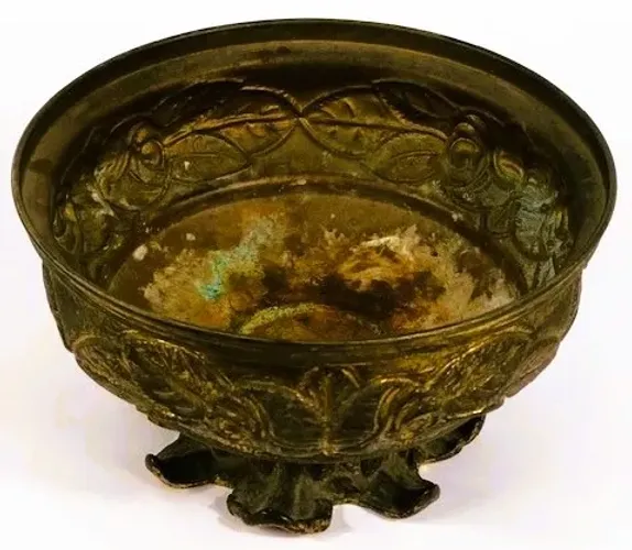Cachepot em metal amarelo e base de bronze maciço dourado, com detalhes em flores.  