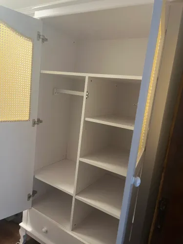 Guarda roupa infantil com palhinha