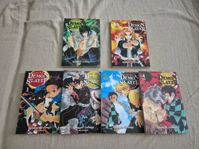 Mangás Demon Slayer - Volumes 1, 2, 3,4, 7 e 8<br>(posso negociar valores)