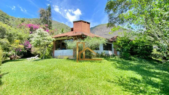 Casa com 4 dormitórios sendo 2 suítes à venda, 320 m² por R$ 1.350.000 - Iucas - Teresópol
