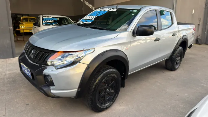 Mitsubishi L200 Triton Sport GLX 2.4 CD Diesel Mec. 2020