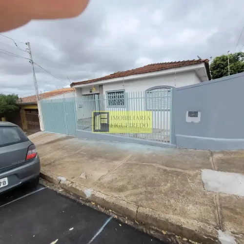 Casa para locação com 3 quartos, sala, cozinha e 2 vagas de garagem.