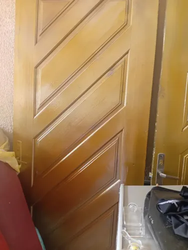 PORTAS DE MADEIRAS NA COR OURO