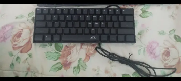 Teclado semi-mecanico preto RGB semi novo 5 dias de uso
