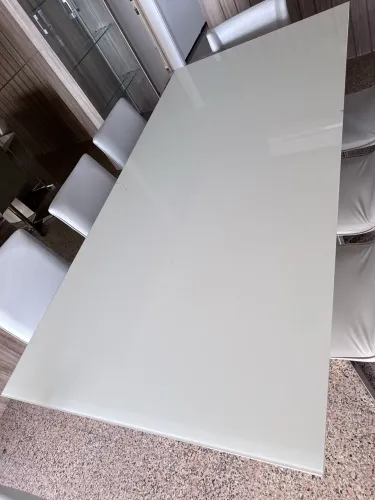 Mesa retangular branca de 8 lugares 