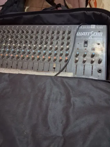 Mesa de som WATTSON cicloton de 16 canais com case incluso, pequeno mal contato no botão R