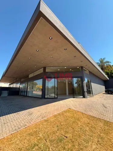 Loja com 497 m², mezanino e 02 banheiros na galeria comercial localizada na Av. Comendador
