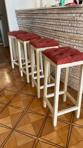 Jogo com 4 banquetas de madeira com estofado 