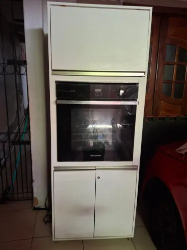 Forno a gás BRASTEMP 75L com armário planejado.